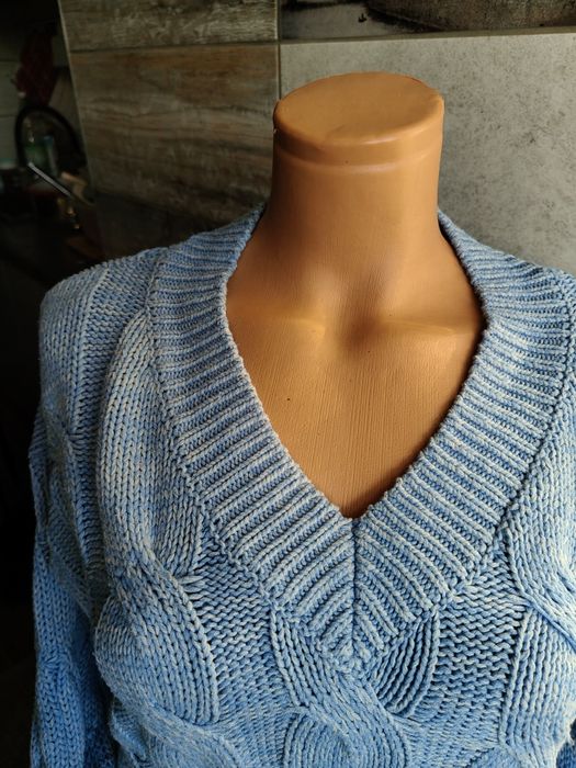 Niebieski sweter oversize warkoczowy, szerokie rękawy, rozmiar M