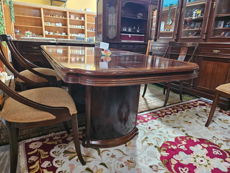 Mesa de sala - extensível - Algumas manchas no tampo - Só a mesa as cadeiras são à parte