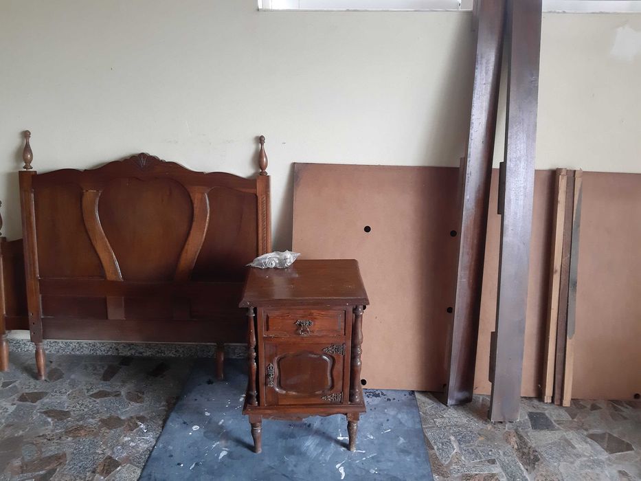 Cama de solteiro em madeira - 125 euros