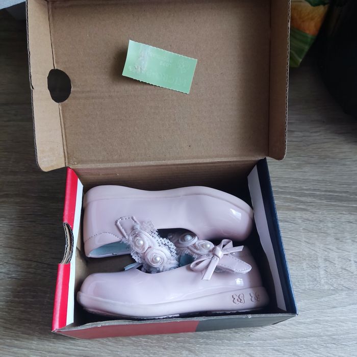 Sprzedam lakierki 22