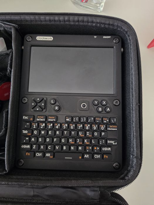 uConsole Clockwork com CM5 8Gb RAM + 64Gb Armazenamento