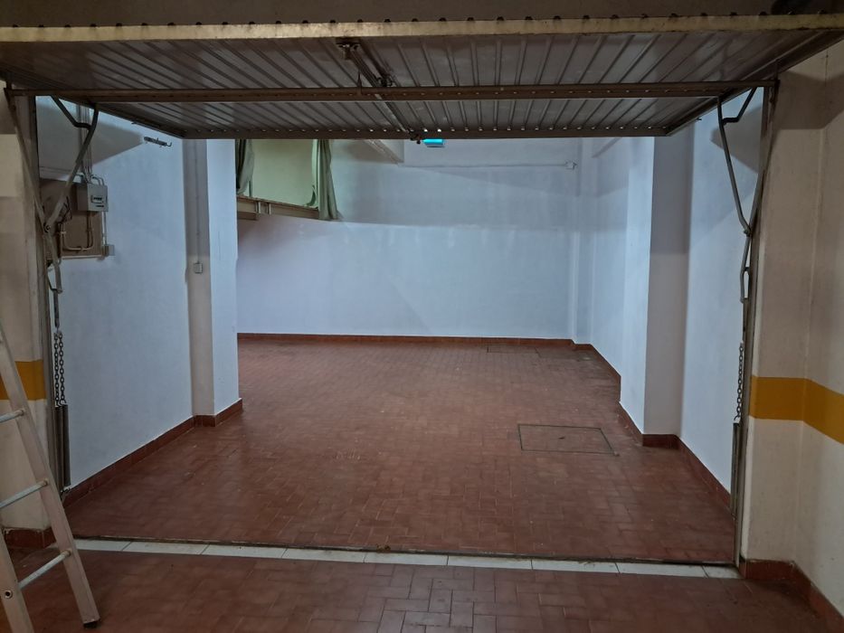 Garagem grande 2 carros mais arrumos