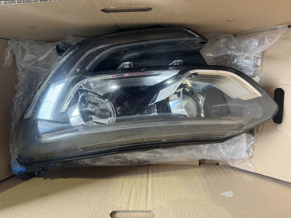 Farol direito e esquerdo Renault Megane IV