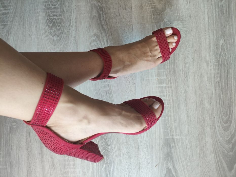 Czerwone buty na słupku