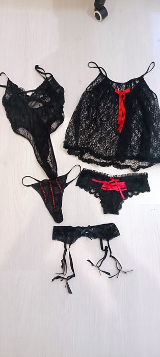 Гарний еротичний набір.Боді, трусики,пенюар,пояс для панчіх