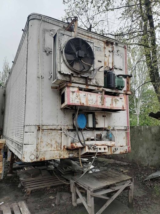 Холодильник для великого приміщення.