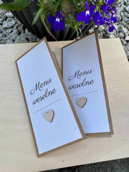 Stojące menu weselne w rustykalnym stylu