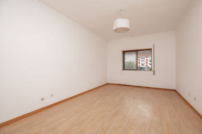 Apartamento T3 com varanda e vista desafogada (Lousã)
