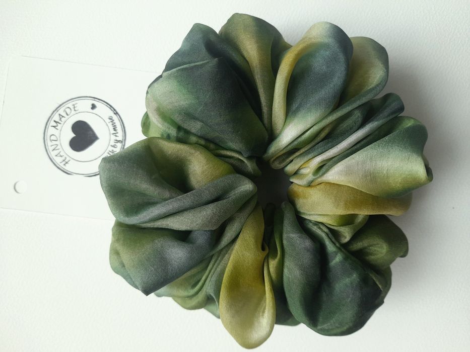 Akwarelowa jedwabna gumka scrunchie do włosów
