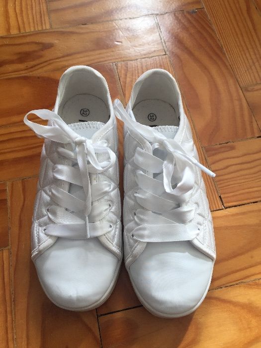 Tenis brancos com atacadores em cetim