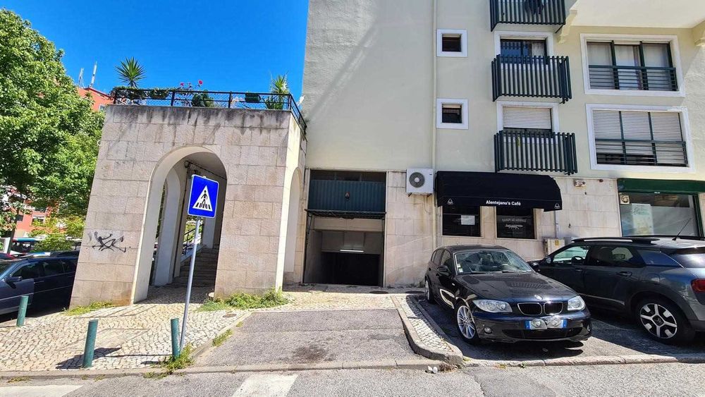 BOX fechada | Massamá - Ideal Carro/Mota ou arraumos