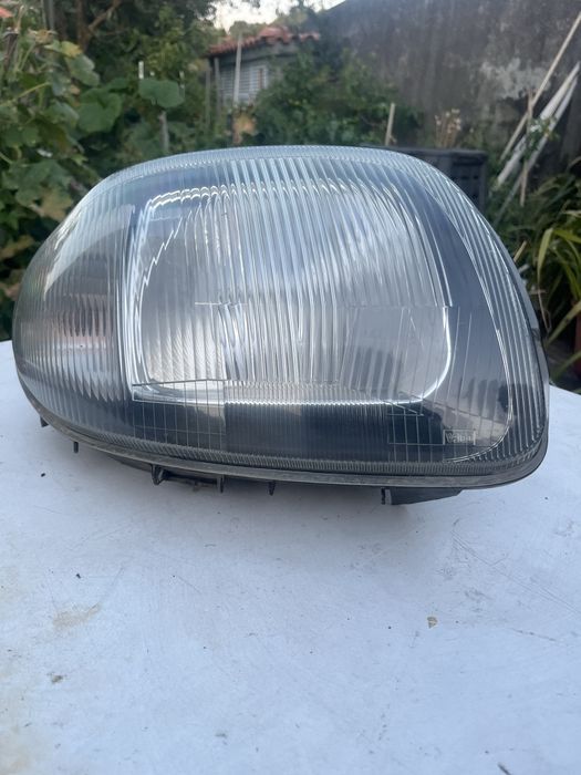 Farolim frontal direito renault clio 2