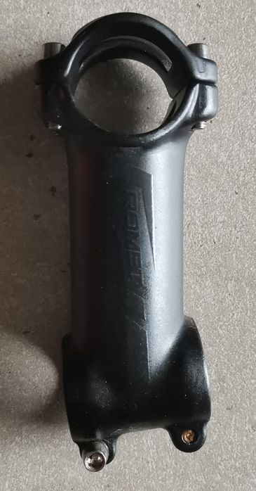 Mostek aluminiowy 31,8mm długi 90mm i 28,6mm widelce czarny ROMET