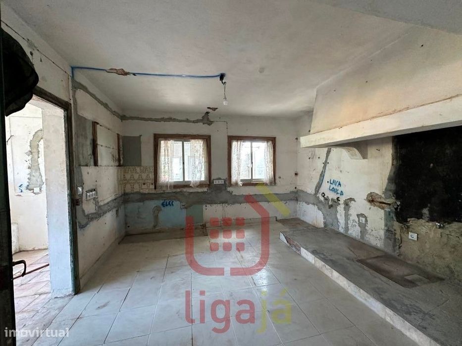 Moradia T4 em Reconstrução - Barrocaria / Olival!