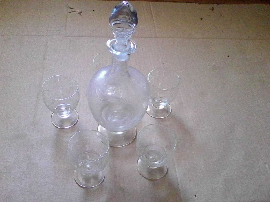 Garrafa antiga com copos