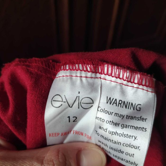 Spódnica czerwona z ozdobnym kwiatem E-vie
L / 40 / 12