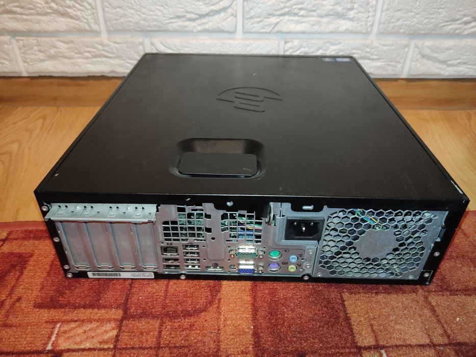 Komputer  HP 8200 SFF  - SSD 250  - Monitor 22 - Windows 11