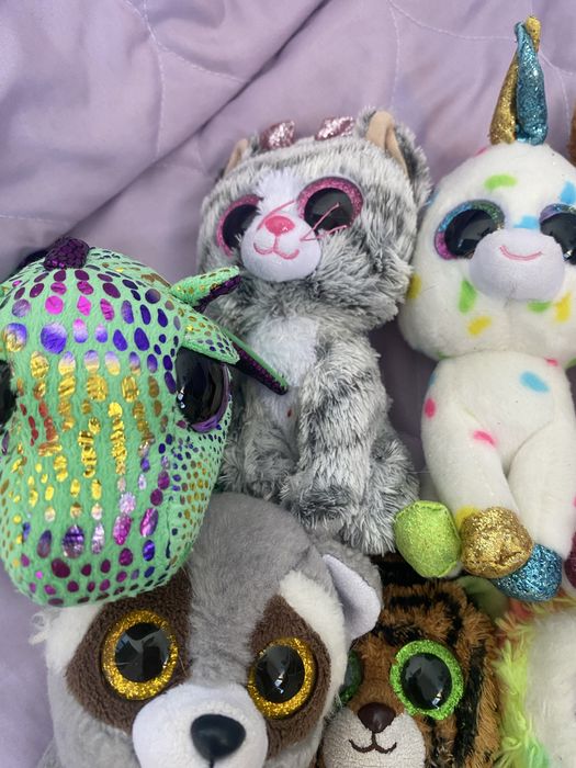 Колекція іграшок з великими очима