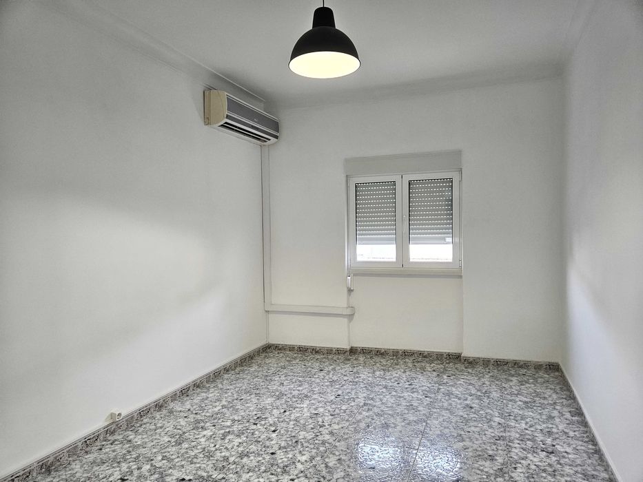 Apartamento T2 para arrendamento - ao Largo 1º de Maio, Brandoa