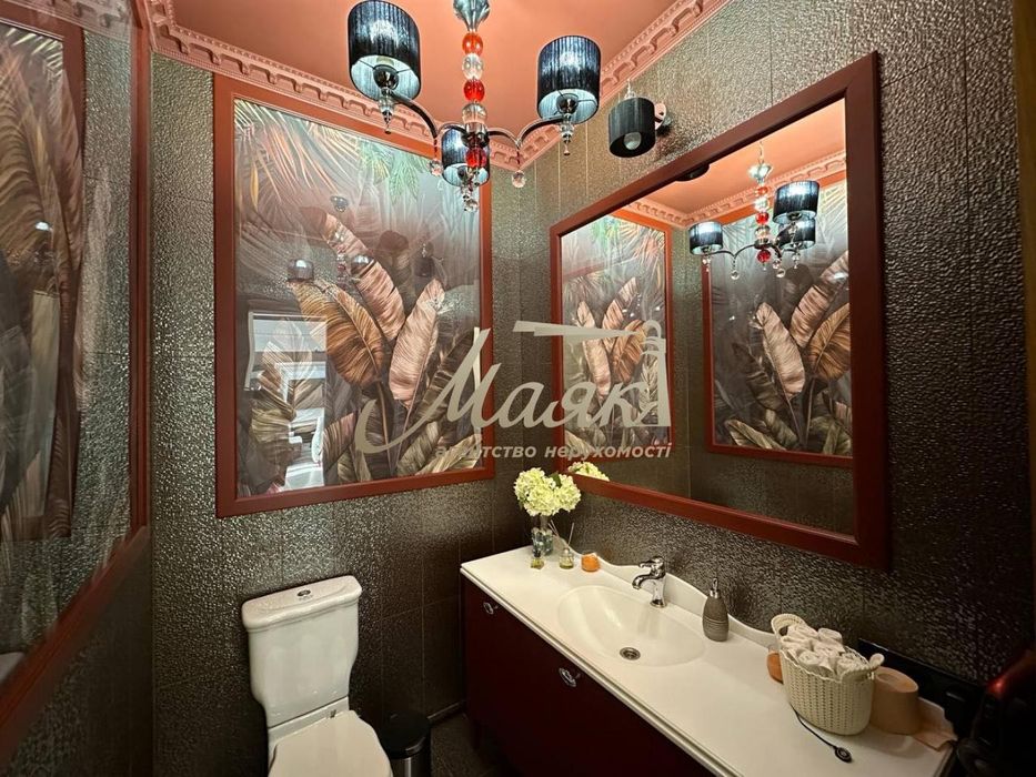 Крутий будинок з новим ремонтом в тихому місці.