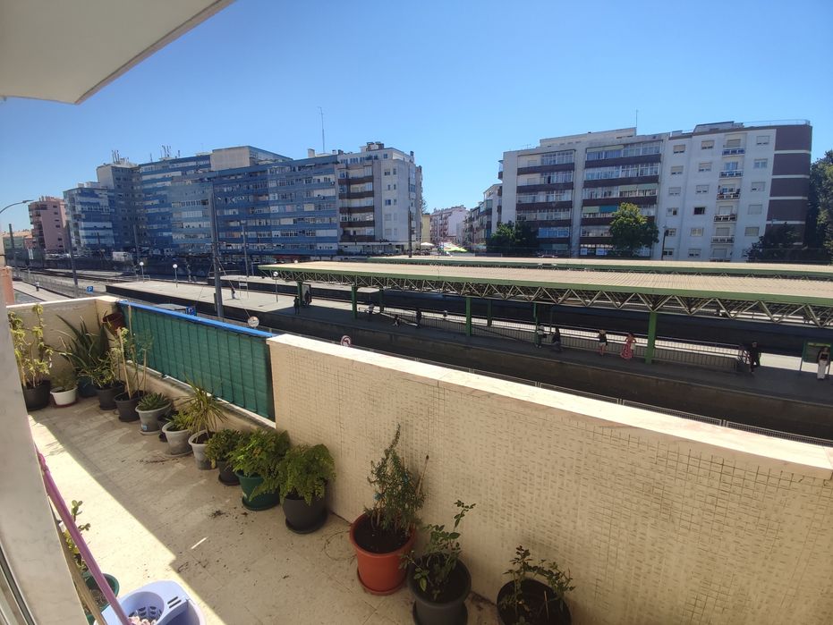 Arrendo Apartamento T2 em frente estação CP Amadora, junto à Câmara Municipal 
Av. Cardoso Lopes