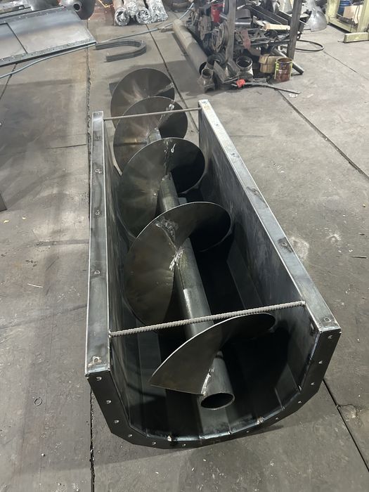 Шнековий транспортер у коробі. Шнек. Транспортер зернопогрузчик.