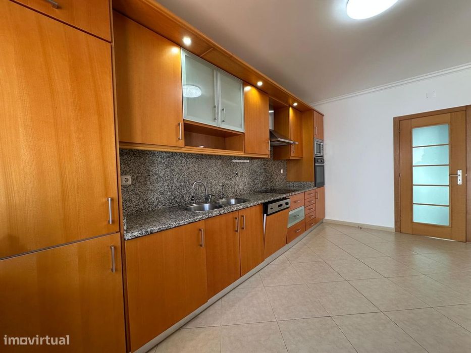 Moradia T3 com logradouro e garagem