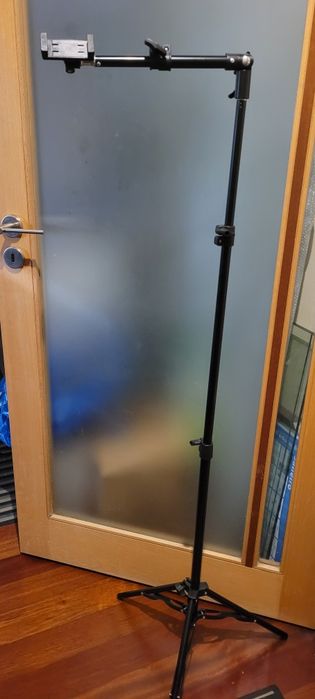 Tripé articulado com suporte para telemóvel