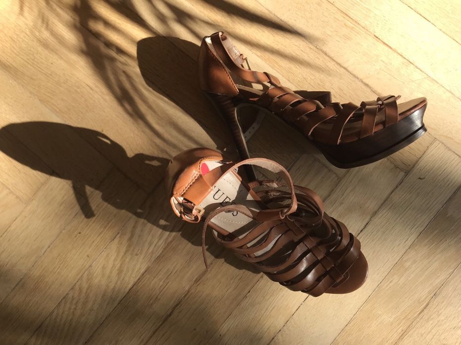 sandaly GUESS, ruda skora