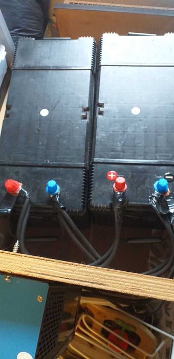інвертор Volt Polska Sinus pro ultra 2000 + 2 батареї LifePo4 200ah (5 120 WH)