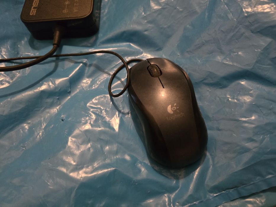 Computador portátil ASUS com teclado rato colunas