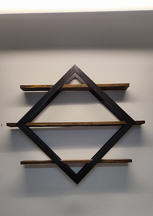 Prateleira/Floreira flutuante em forma de diamante.