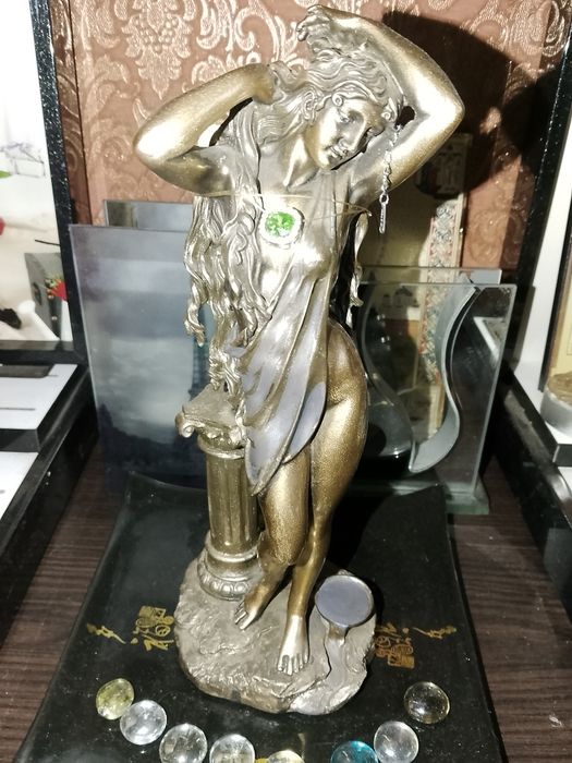 Статуетки різного розміру та матеріалу