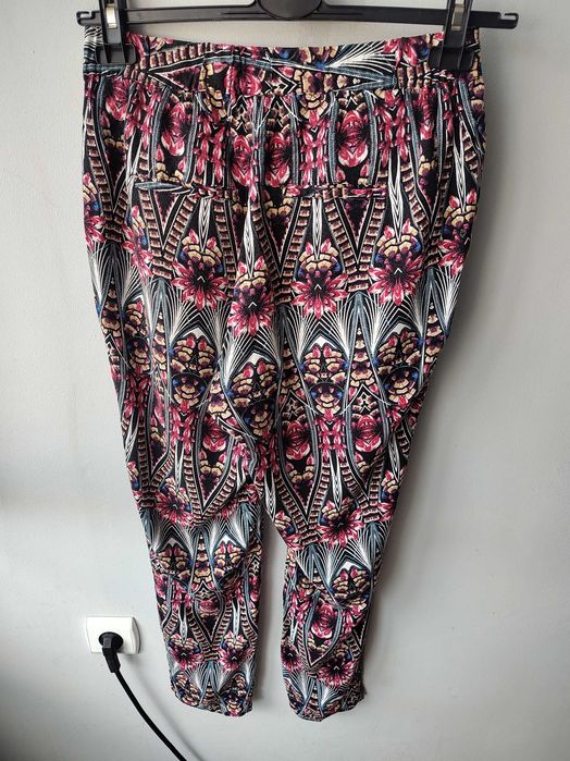 Damskie spodnie materiałowe we wzory boho r. M