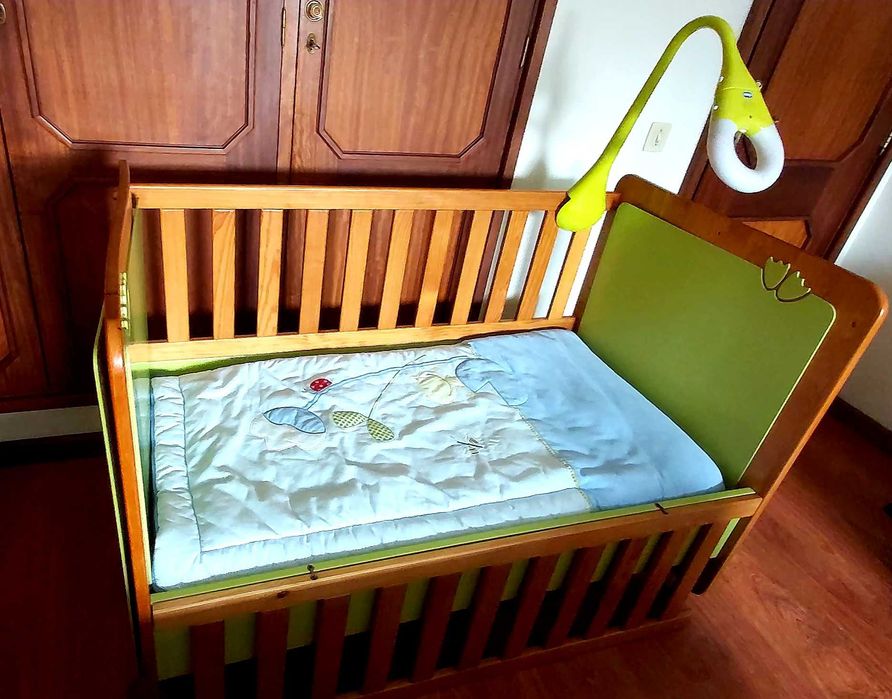 Cama para bebé + colchão + móbile Chicco - marca Harpa Baby + colchão