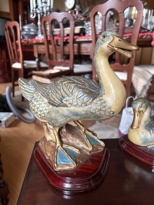 Conjunto de esculturas de aves