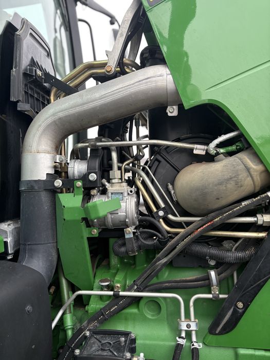 трактор John Deere 8335R
