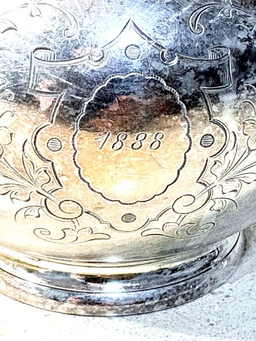 Fantástico antigo bule de chá inglés de 1888 com banho em prata
