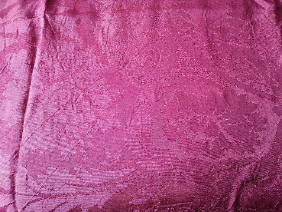 coberta de altar em cetim boudeaux