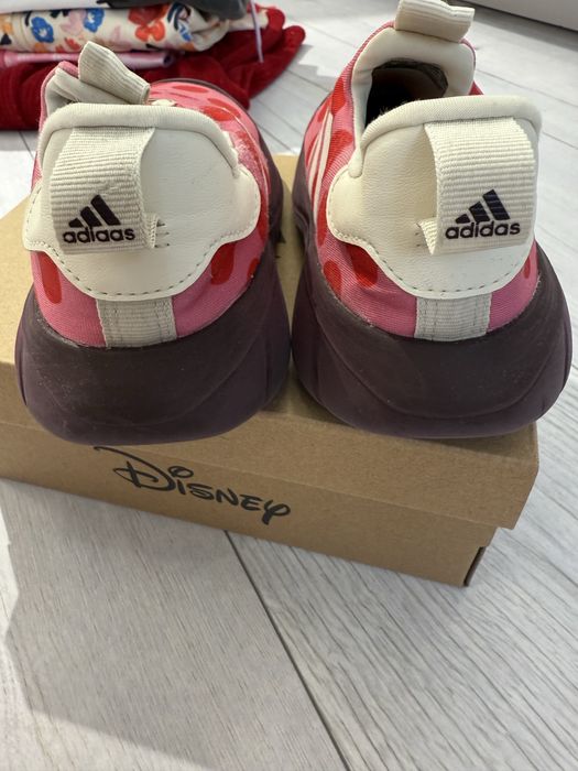 Adidas кросівки