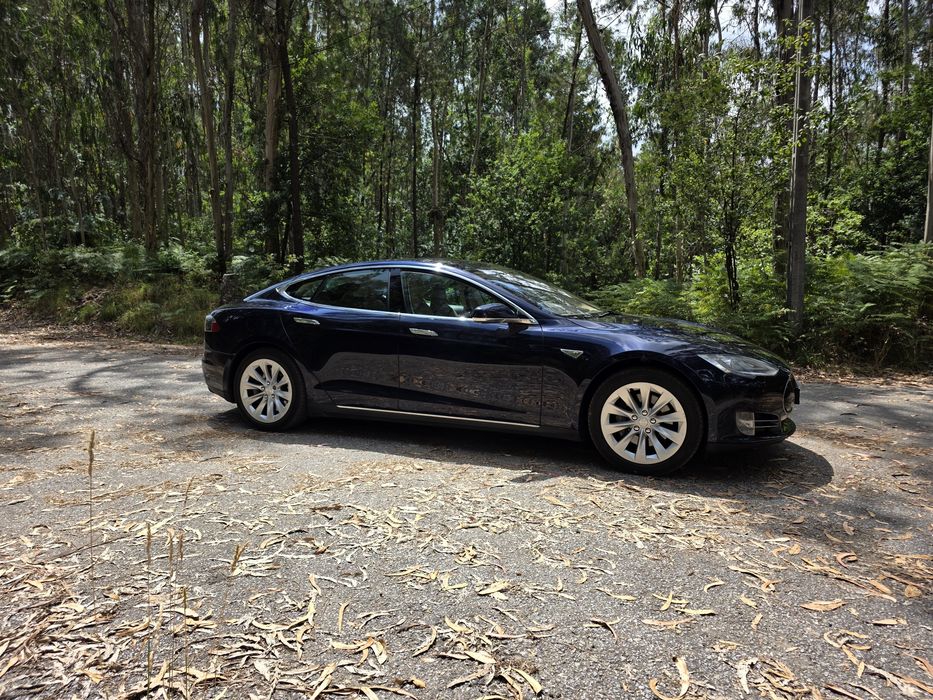 Tesla S85 carregamentos gratuitos