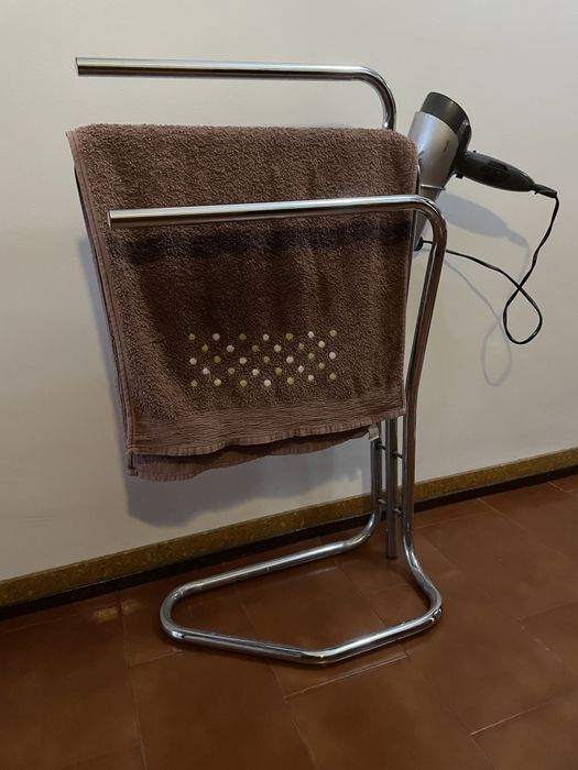 Toalheiro com suporte para secador