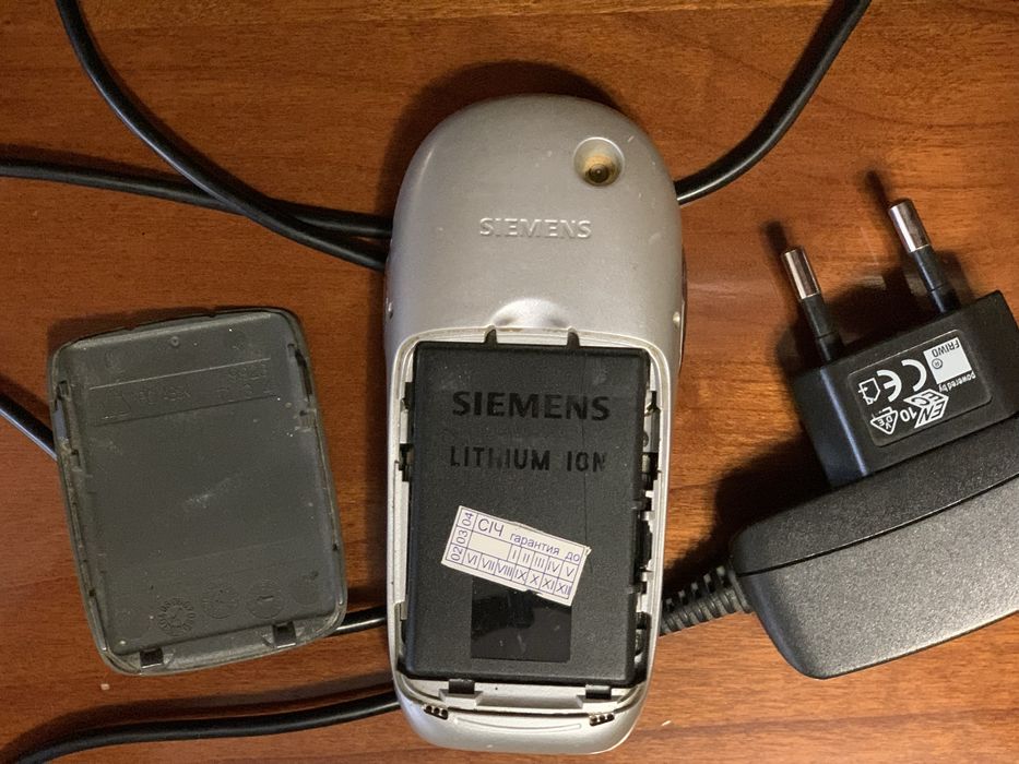 Кнопочный мобильный телефон Siemens C62 (2003 г.) в рабочем состоянии + оригинальная зарядка.