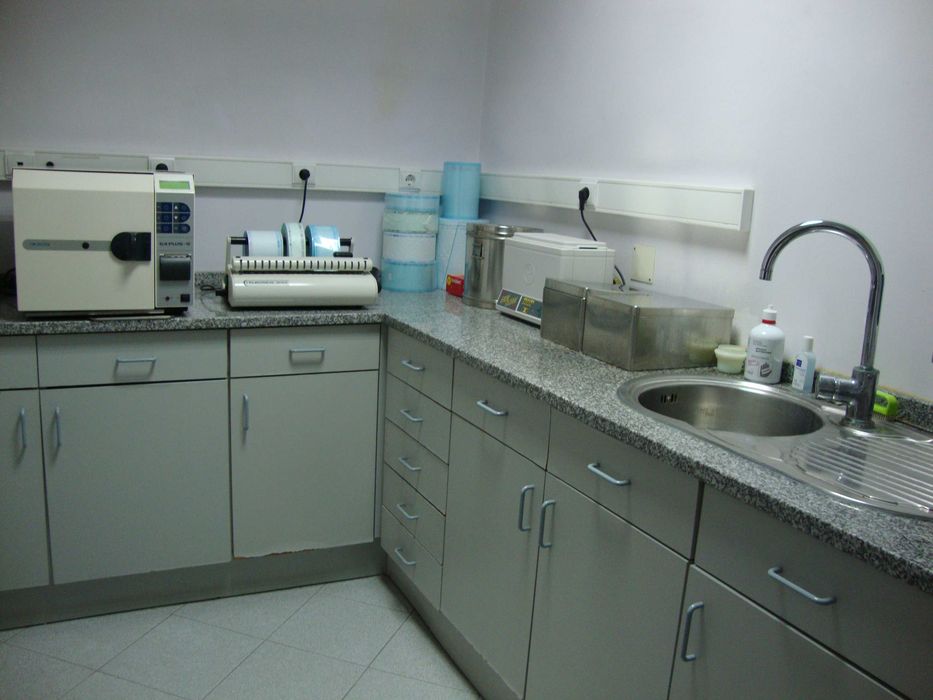 Clínica Dentária em Funcionamento Disponível para Transmissão Laranjeiro – Almada