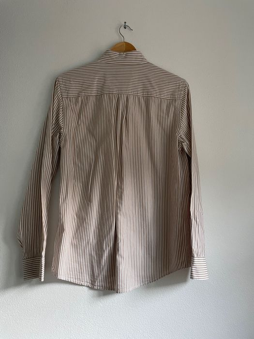 Camisa branca e bege às riscas