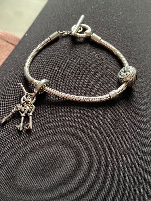 Браслет Pandora.