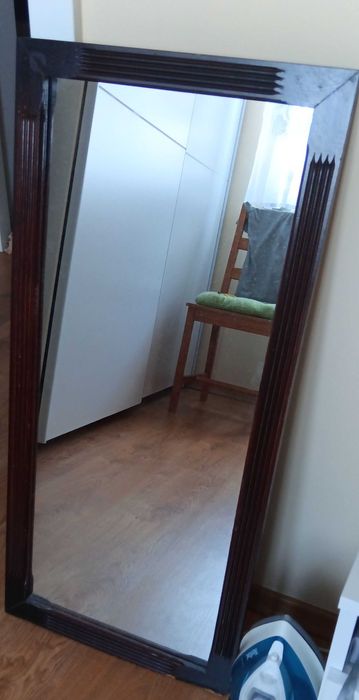 Lustro w drewnianej brązowej oprawie PRL, vintage