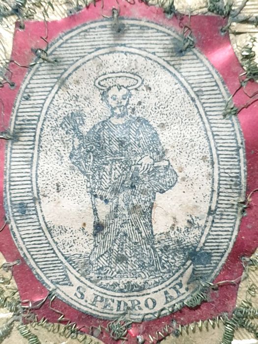 Antigo registo religioso bordado com imagem de São Pedro