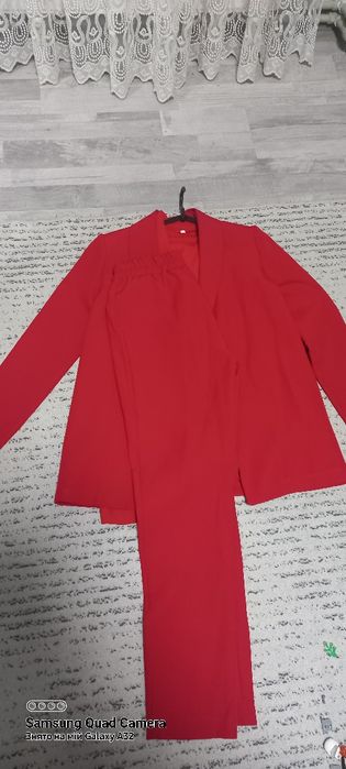 Класичний костюм з поясом
