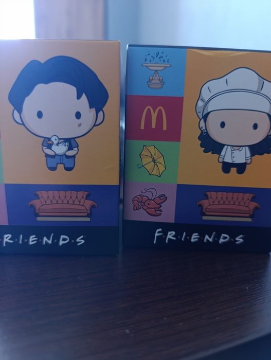 Чашки френдз диван, фонтан, рамка, іграшки